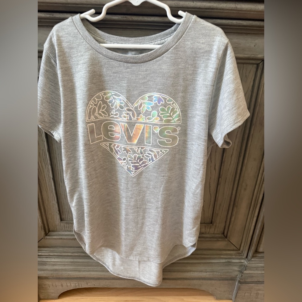 “Worn Once” Size large Levi's Kids Floral Heart Gray Tee